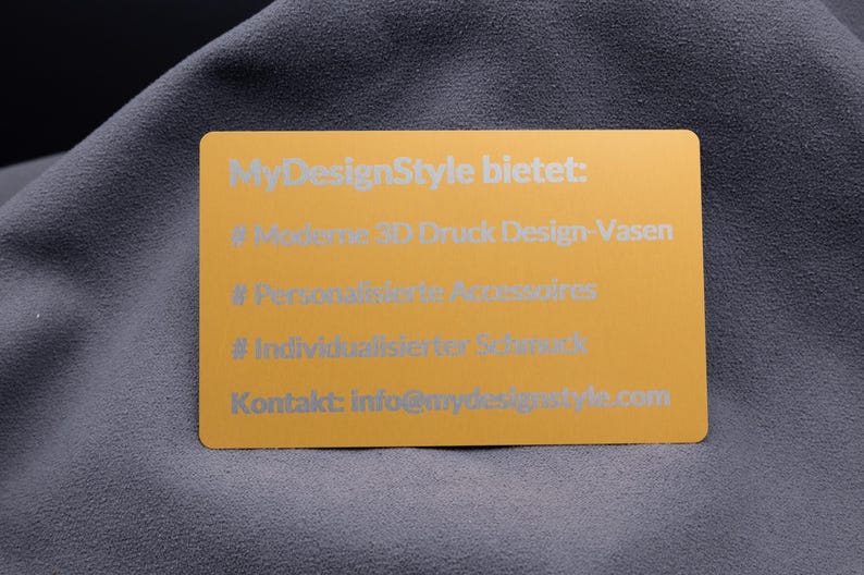 Verpackungsansicht von Visitenkarte Metall Aluminium Gold Hell personalisiert aus Metall. Diese Aufnahme passt zum Suchwort Visitenkarte business aus dem MyDesignStyle Sortiment. Praktisch und stilvoll als Visitenkarte aluminium im Alltag. Weitere Motive zum Thema Visitenkarte mit logo bei MyDesignStyle entdecken.