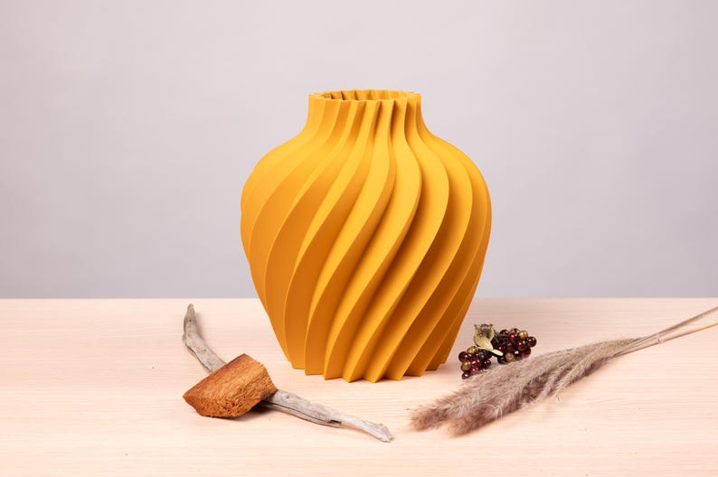 Deko-Vase Organisch Verdana in Schwarznuss · Breite Organisch-Form mit Naturholz-Oberfläche, Bambu PLA Wood · Handgefertigt München · Made in Germany · MyDesignStyle.