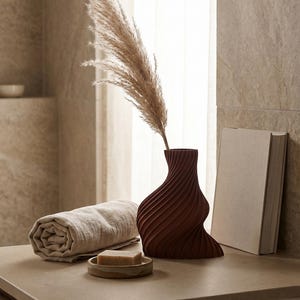Deko-Vase Organisch Arbor Rosenholz — Badezimmer-Spa · Schlanke Organisch-Form mit Holzstruktur, Bambu PLA Wood · Made in Germany · MyDesignStyle.