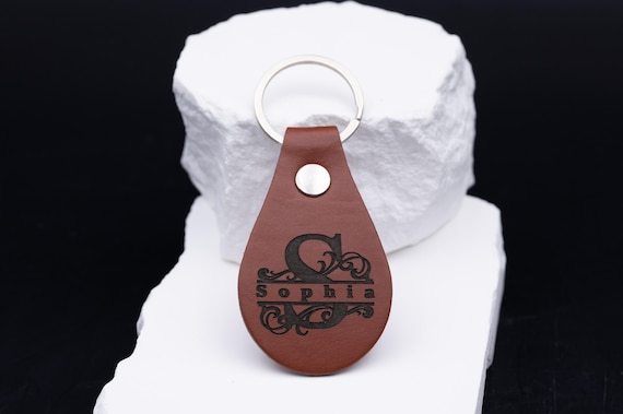 Schlüsselanhänger Braun Kunstleder mit Gravur – Monogramm Anhänger – Geschenk Männer Frauen