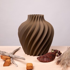Deko-Vase Organisch Verdana Rosenholz — Fensterbrett im Tageslicht · Breite Organisch-Form mit Naturholz-Oberfläche, Bambu PLA Wood · Made in Germany · MyDesignStyle.