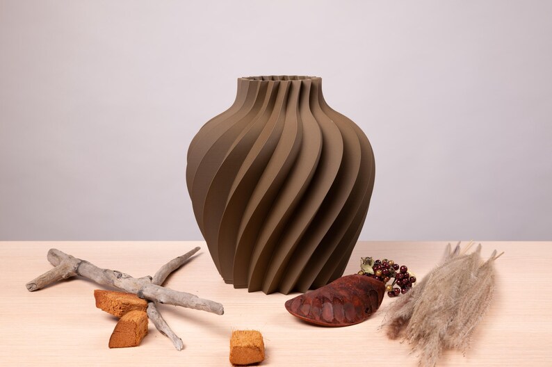 Deko-Vase Organisch Verdana Rosenholz — Fensterbrett im Tageslicht · Breite Organisch-Form mit Naturholz-Oberfläche, Bambu PLA Wood · Made in Germany · MyDesignStyle.