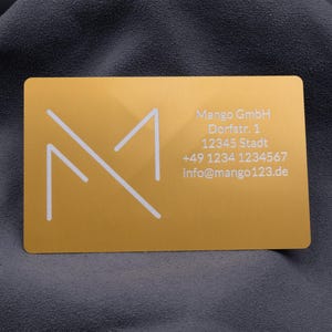 Seitenansicht von Visitenkarte Metall Aluminium Gold Hell personalisiert aus Metall. Diese Aufnahme passt zum Suchwort Visitenkarte business aus dem MyDesignStyle Sortiment. Praktisch und stilvoll als Visitenkarte aluminium im Alltag. Weitere Motive zum Thema Visitenkarte mit logo bei MyDesignStyle entdecken.