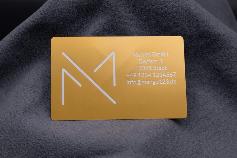 Seitenansicht von Visitenkarte Metall Aluminium Gold Hell personalisiert aus Metall. Diese Aufnahme passt zum Suchwort Visitenkarte business aus dem MyDesignStyle Sortiment. Praktisch und stilvoll als Visitenkarte aluminium im Alltag. Weitere Motive zum Thema Visitenkarte mit logo bei MyDesignStyle entdecken.