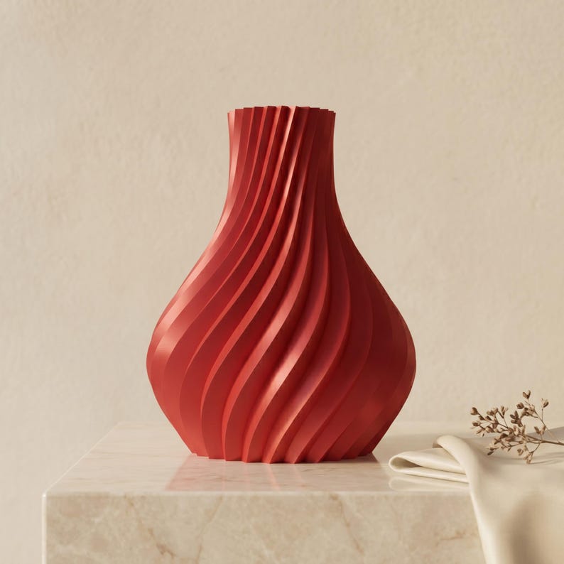 Designvase Luxoria in der Farbe Bonbonrot (#C0303A) – 1 von 7 Premium-Farben der Luxe-Kollektion. Handgefertigte 3D-Druck-Vase aus Bambu PLA Silk+, metallisch-glänzende Oberfläche. Höhe 20 cm (auch 15 und 25 cm). Ideal für Trockenblumen, Pampasgras, Eukalyptus. Made in München.
