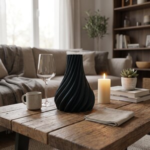 Futuristisch Futura Vase Dark Nebula im Ambiente Urbaner Nacht-Balkon · Elegante hochform mit futuristischer linienführung, Bambu PLA Galaxy · 3D Druck handgefertigt München MyDesignStyle MDS.