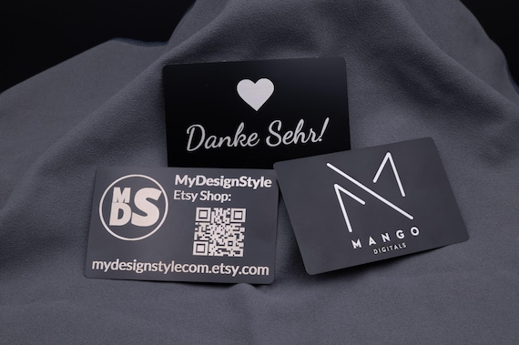 Visitenkarte Metall Aluminium Schwarz matt personalisiert Lasergravur mit Name Logo Grafik QR Code