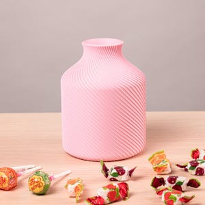 Deko-Vase Bonbon Sucari in Apfel-Grün · Kompakte Candy-Form in lebhafter Pastell-Matte, Bambu PLA Matte · Handgefertigt München · Made in Germany · MyDesignStyle.