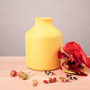 Deko-Vase Bonbon Sucari in Mandarin-Orange · Kompakte Candy-Form in lebhafter Pastell-Matte, Bambu PLA Matte · Handgefertigt München · Made in Germany · MyDesignStyle.