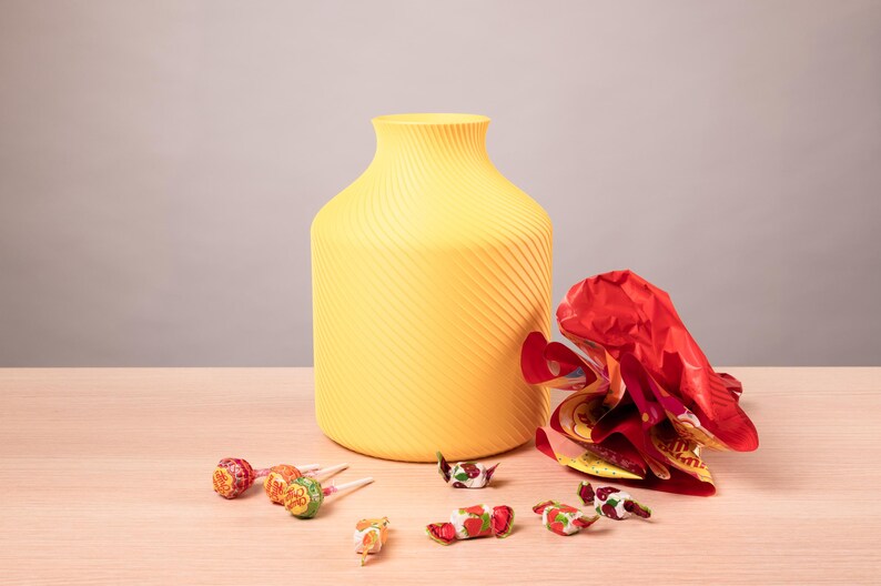 Deko-Vase Bonbon Sucari in Mandarin-Orange · Kompakte Candy-Form in lebhafter Pastell-Matte, Bambu PLA Matte · Handgefertigt München · Made in Germany · MyDesignStyle.
