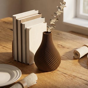 Deko-Vase Organisch Botania Lehmbraun — Natürlicher Esstisch · Geschwungene Organisch-Form mit Holzmaserung, Bambu PLA Wood · Made in Germany · MyDesignStyle.