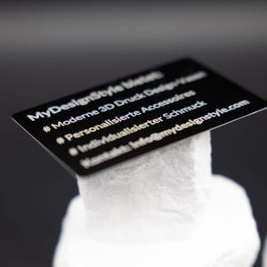 Nahaufnahme von Premium Metall Visitenkarte Schwarz Matt aus Metall. Diese Aufnahme passt zum Suchwort Premium karte aus dem MyDesignStyle Sortiment. Praktisch und stilvoll als Personalisierte karte im Alltag. Weitere Motive zum Thema Visitenkarte gravur bei MyDesignStyle entdecken.