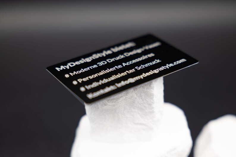 Nahaufnahme von Premium Metall Visitenkarte Schwarz Matt aus Metall. Diese Aufnahme passt zum Suchwort Premium karte aus dem MyDesignStyle Sortiment. Praktisch und stilvoll als Personalisierte karte im Alltag. Weitere Motive zum Thema Visitenkarte gravur bei MyDesignStyle entdecken.