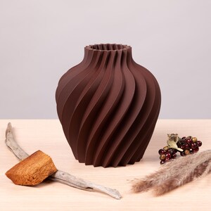 Deko-Vase Organisch Verdana in Ockergelb · Breite Organisch-Form mit Naturholz-Oberfläche, Bambu PLA Wood · Handgefertigt München · Made in Germany · MyDesignStyle.