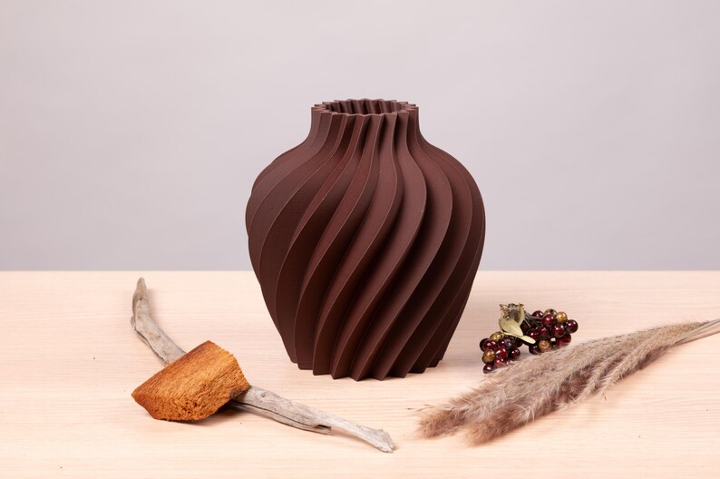 Deko-Vase Organisch Verdana in Ockergelb · Breite Organisch-Form mit Naturholz-Oberfläche, Bambu PLA Wood · Handgefertigt München · Made in Germany · MyDesignStyle.