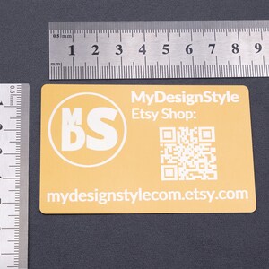 Stilbeispiel von Visitenkarte Metall Aluminium Gold Hell personalisiert aus Metall. Diese Aufnahme passt zum Suchwort Visitenkarte business aus dem MyDesignStyle Sortiment. Praktisch und stilvoll als Visitenkarte aluminium im Alltag. Weitere Motive zum Thema Visitenkarte mit logo bei MyDesignStyle entdecken.