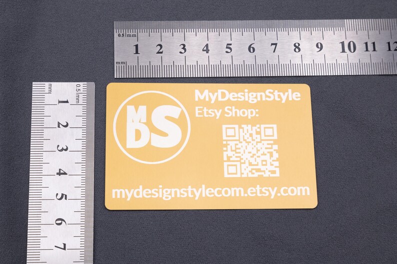 Stilbeispiel von Visitenkarte Metall Aluminium Gold Hell personalisiert aus Metall. Diese Aufnahme passt zum Suchwort Visitenkarte business aus dem MyDesignStyle Sortiment. Praktisch und stilvoll als Visitenkarte aluminium im Alltag. Weitere Motive zum Thema Visitenkarte mit logo bei MyDesignStyle entdecken.