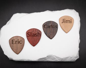 Púa de guitarra con nombre grabado, fabricada en madera, regalo para músicos y guitarristas.