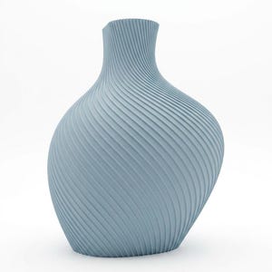 Puede incluir: Un jarr&oacute;n azul claro con un dise&ntilde;o texturizado &uacute;nico. El jarr&oacute;n tiene una base ancha y redondeada que se estrecha hacia un cuello y una abertura m&aacute;s estrechos. La superficie presenta una serie de crestas diagonales y arremolinadas. Es un objeto decorativo.