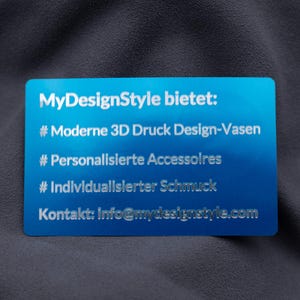 Blaue Aluminiumkarte mit Gravur der Angebote von MyDesignStyle: moderne 3D-Druck Vasen, personalisierte Accessoires und individueller Schmuck. Ergänzt mit Kontakt-E-Mail eignet sich die Karte perfekt als Werbemittel oder Beileger. Die hochwertige Metallausführung sorgt für Eleganz, Langlebigkeit und einen besonderen Eindruck – ideal für kreative Unternehmer und Designer.