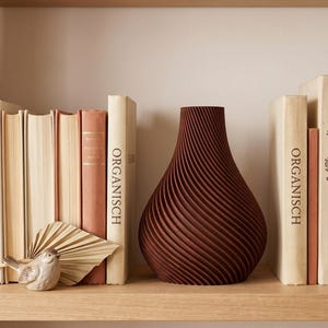 Deko-Vase Organisch Botania Rosenholz — Warmes Bücherregal · Geschwungene Organisch-Form mit Holzmaserung, Bambu PLA Wood · Made in Germany · MyDesignStyle.