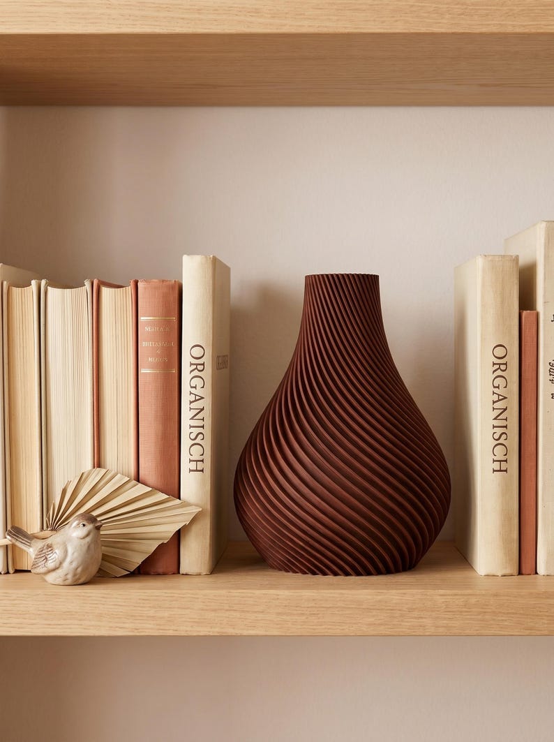 Deko-Vase Organisch Botania Rosenholz — Warmes Bücherregal · Geschwungene Organisch-Form mit Holzmaserung, Bambu PLA Wood · Made in Germany · MyDesignStyle.