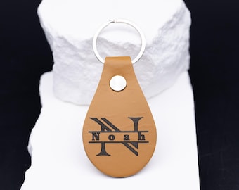 Llavero personalizado de piel color marrón claro con grabado y monograma, regalo personalizado fabricado en polipiel