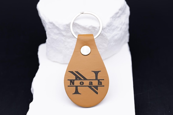 Schlüsselanhänger Hellbraun Kunstleder mit Gravur – Monogramm Anhänger – Geschenk Männer Frauen