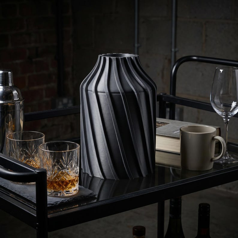 Industriell Urbanica Vase Eisengrau im Ambiente Bar Servierwagen · Breiter Zylinder mit kräftigen Diagonalfluten, Bambu PLA Metal · 3D Druck handgefertigt München MyDesignStyle MDS.