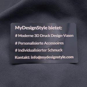 Exklusive schwarze Metallkarte mit Gravur der angebotenen Produkte von MyDesignStyle: moderne 3D-Druck-Vasen, personalisierte Accessoires, individueller Schmuck. Ergänzt mit Kontakt-E-Mail. Robuste Alternative zu Papierkarten, ideal für Business, Marketing und Kundengewinnung.