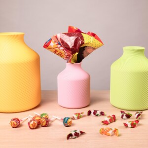 Deko-Vase Bonbon Sucari in Sakura-Rosa · Kompakte Candy-Form in lebhafter Pastell-Matte, Bambu PLA Matte · Handgefertigt München · Made in Germany · MyDesignStyle.