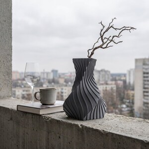 Industriell Structura Vase Oxidgrün im Ambiente Bar Servierwagen · Trapezkonisch mit feinen Diagonalrippen, Bambu PLA Metal · 3D Druck handgefertigt München MyDesignStyle MDS.