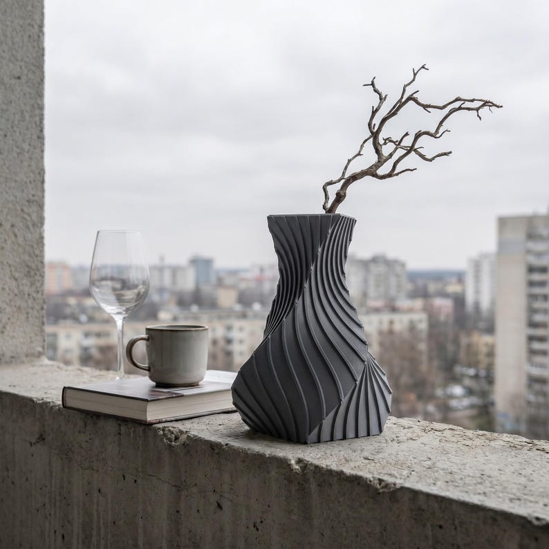 Industriell Structura Vase Oxidgrün im Ambiente Bar Servierwagen · Trapezkonisch mit feinen Diagonalrippen, Bambu PLA Metal · 3D Druck handgefertigt München MyDesignStyle MDS.