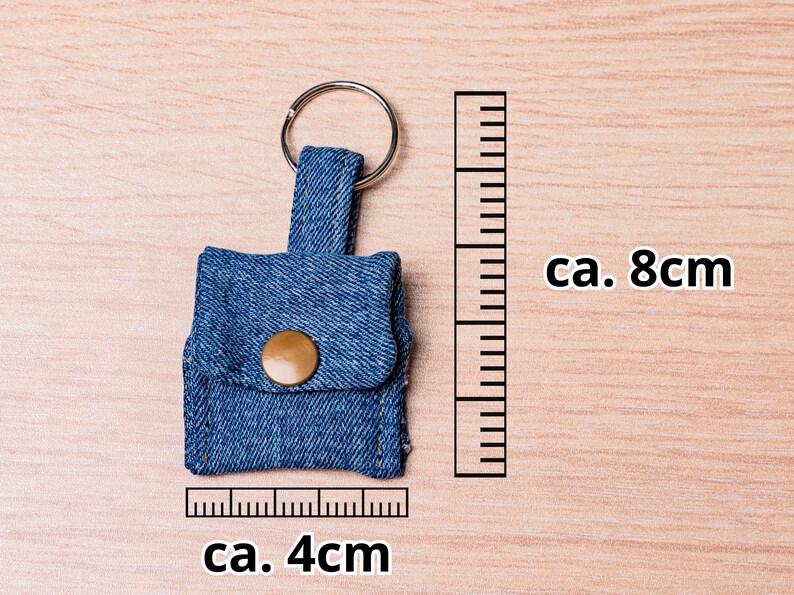 Verpackungsansicht von Schlüsselanhänger aus Stoff. Diese Aufnahme passt zum Suchwort Geschenkidee nachhaltig aus dem MyDesignStyle Sortiment. Praktisch und stilvoll als Handgemacht accessoire im Alltag. Weitere Motive zum Thema Nachhaltiges accessoire bei MyDesignStyle entdecken.