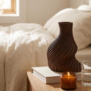 Deko-Vase Organisch Arbor Schwarznuss — Morgendliches Schlafzimmer · Schlanke Organisch-Form mit Holzstruktur, Bambu PLA Wood · Made in Germany · MyDesignStyle.