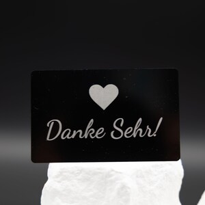 Materialdetail von Premium Metall Visitenkarte Schwarz Matt aus Metall. Diese Aufnahme passt zum Suchwort Premium karte aus dem MyDesignStyle Sortiment. Praktisch und stilvoll als Personalisierte karte im Alltag. Weitere Motive zum Thema Visitenkarte gravur bei MyDesignStyle entdecken.
