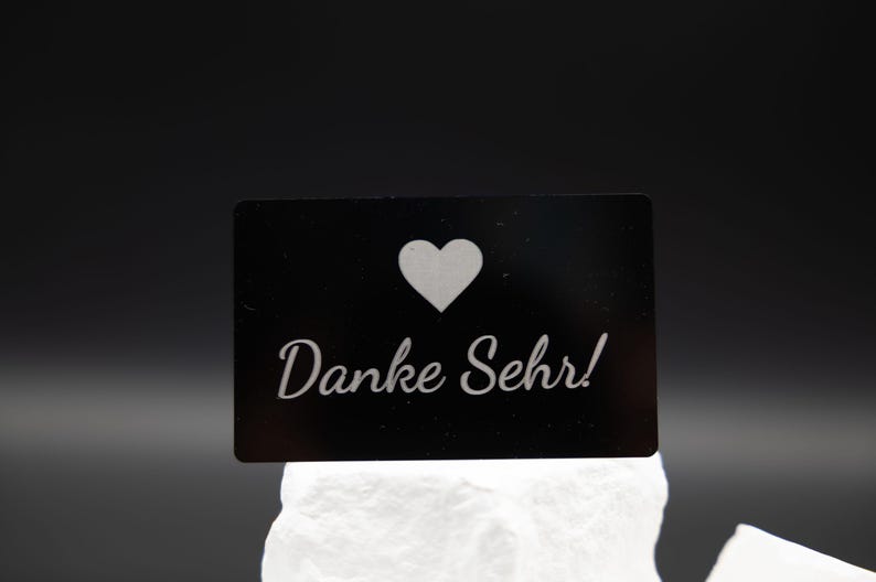 Materialdetail von Premium Metall Visitenkarte Schwarz Matt aus Metall. Diese Aufnahme passt zum Suchwort Premium karte aus dem MyDesignStyle Sortiment. Praktisch und stilvoll als Personalisierte karte im Alltag. Weitere Motive zum Thema Visitenkarte gravur bei MyDesignStyle entdecken.