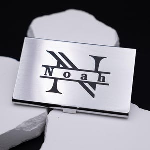 Hauptfoto: Leichtes Visitenkartenetui Metall silber aus Metall von MyDesignStyle. Hochwertige Verarbeitung im Stil Kartenetui geschenk mit liebevoller Detailgestaltung. Ideal als Personalisiertes etui oder als geschmackvolles Geschenk. Im MyDesignStyle Shop findest du passende Motive zu Visitenkarten halter und weitere Designvarianten.