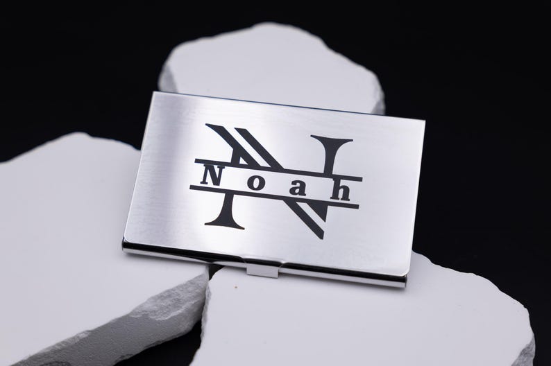 Hauptfoto: Leichtes Visitenkartenetui Metall silber aus Metall von MyDesignStyle. Hochwertige Verarbeitung im Stil Kartenetui geschenk mit liebevoller Detailgestaltung. Ideal als Personalisiertes etui oder als geschmackvolles Geschenk. Im MyDesignStyle Shop findest du passende Motive zu Visitenkarten halter und weitere Designvarianten.