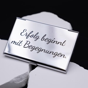 Detailansicht von Leichtes Visitenkartenetui Metall silber aus Metall. Diese Aufnahme passt zum Suchwort Kartenetui geschenk aus dem MyDesignStyle Sortiment. Praktisch und stilvoll als Personalisiertes etui im Alltag. Weitere Motive zum Thema Visitenkarten halter bei MyDesignStyle entdecken.