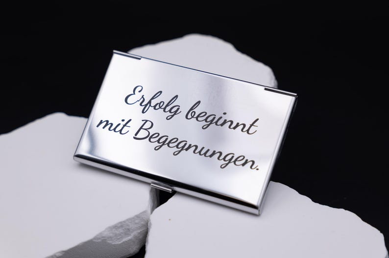 Detailansicht von Leichtes Visitenkartenetui Metall silber aus Metall. Diese Aufnahme passt zum Suchwort Kartenetui geschenk aus dem MyDesignStyle Sortiment. Praktisch und stilvoll als Personalisiertes etui im Alltag. Weitere Motive zum Thema Visitenkarten halter bei MyDesignStyle entdecken.