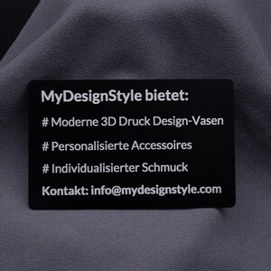 Schwarze Metall-Visitenkarte mit Gravur von Produkten und Leistungen: moderne 3D-Druck-Vasen, personalisierte Accessoires, individueller Schmuck. Diese Karte ist eine stilvolle Präsentation der eigenen Services und eine langlebige Alternative zu Papierkarten.
