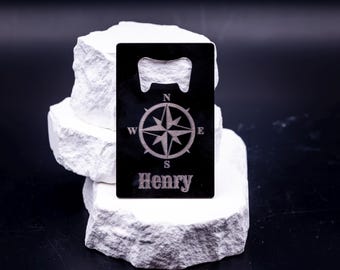 Abridor de botellas personalizado de metal negro, tamaño tarjeta de crédito, con grabado: una gran idea para regalo.