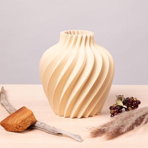 Deko-Vase Organisch Verdana in Klassische Birke · Breite Organisch-Form mit Naturholz-Oberfläche, Bambu PLA Wood · Handgefertigt München · Made in Germany · MyDesignStyle.