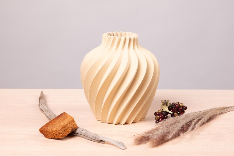 Deko-Vase Organisch Verdana in Klassische Birke · Breite Organisch-Form mit Naturholz-Oberfläche, Bambu PLA Wood · Handgefertigt München · Made in Germany · MyDesignStyle.