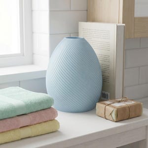 Deko-Vase Bonbon Bonessa Eisblau — Pastell-Badezimmer · Bauchige Candy-Form in weicher Pastell-Matte, Bambu PLA Matte · Made in Germany · MyDesignStyle.