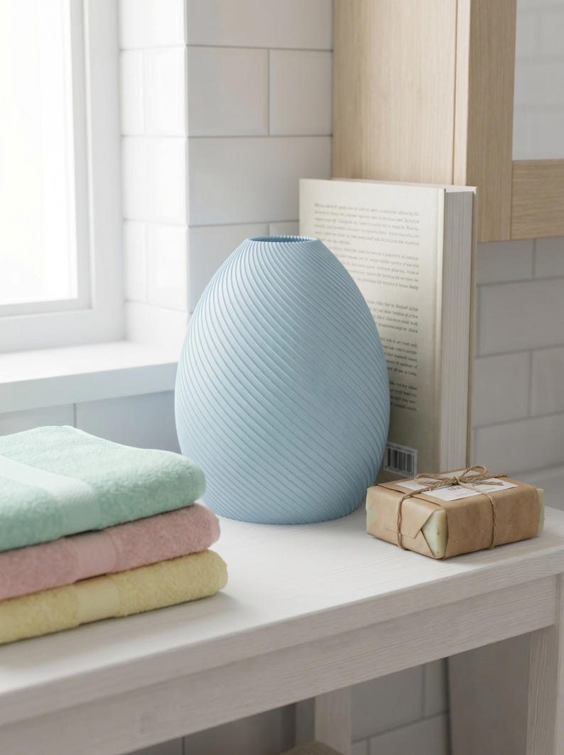 Deko-Vase Bonbon Bonessa Eisblau — Pastell-Badezimmer · Bauchige Candy-Form in weicher Pastell-Matte, Bambu PLA Matte · Made in Germany · MyDesignStyle.