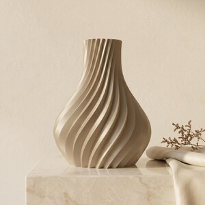Designvase Luxoria in der Farbe Champagner (#D4B68F) – 1 von 7 Premium-Farben der Luxe-Kollektion. Handgefertigte 3D-Druck-Vase aus Bambu PLA Silk+, metallisch-glänzende Oberfläche. Höhe 20 cm (auch 15 und 25 cm). Ideal für Trockenblumen, Pampasgras, Eukalyptus. Made in München.