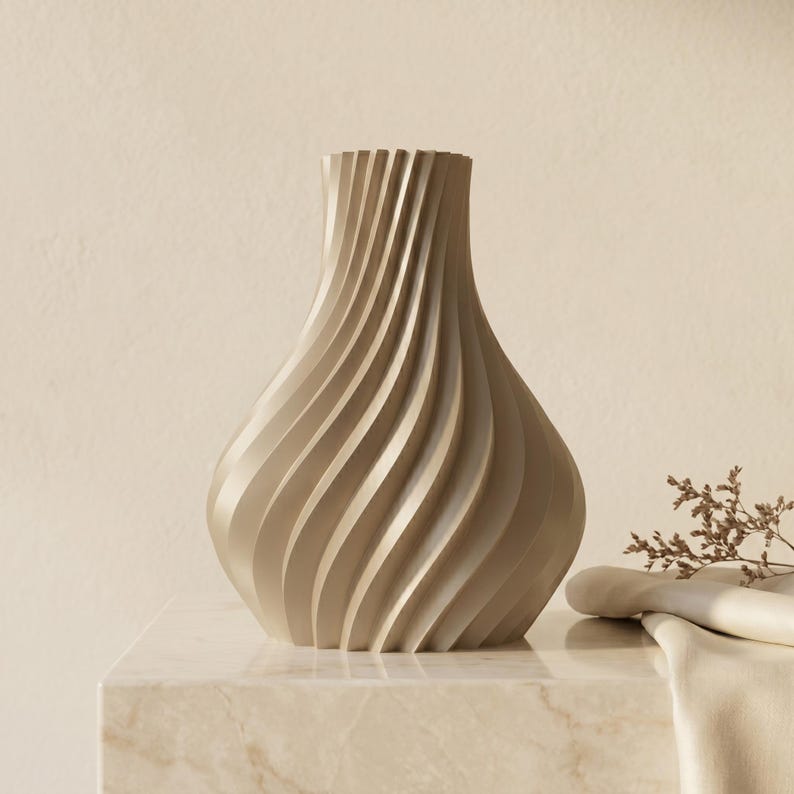 Designvase Luxoria in der Farbe Champagner (#D4B68F) – 1 von 7 Premium-Farben der Luxe-Kollektion. Handgefertigte 3D-Druck-Vase aus Bambu PLA Silk+, metallisch-glänzende Oberfläche. Höhe 20 cm (auch 15 und 25 cm). Ideal für Trockenblumen, Pampasgras, Eukalyptus. Made in München.