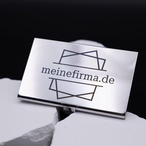 Materialdetail von Leichtes Visitenkartenetui Metall silber aus Metall. Diese Aufnahme passt zum Suchwort Kartenetui geschenk aus dem MyDesignStyle Sortiment. Praktisch und stilvoll als Personalisiertes etui im Alltag. Weitere Motive zum Thema Visitenkarten halter bei MyDesignStyle entdecken.